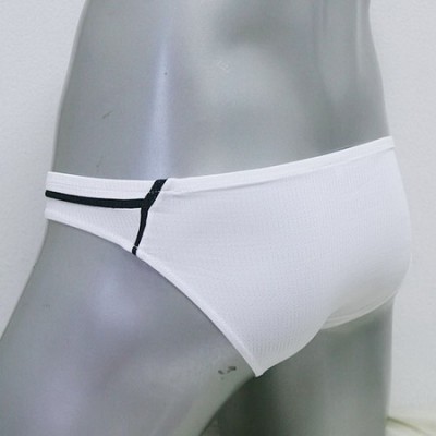 กางเกงในชาย Bikini สีขาว สวมใส่แล้วกระชับตัว รัดตัว สบายตัว และดูเซ็กซี่อีกแบบ เนื้อผ้า Spandex 100% :A076