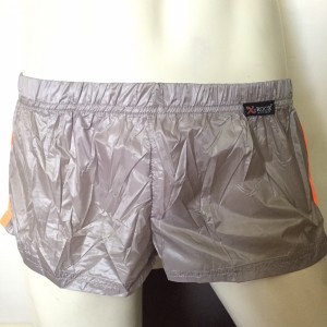 Boxer Short จาก X-Rock สีดำผ้ามัน ตัดขอบข้างด้วยแถบสีฟ้า เอวต่ำ ขาสั้น สูงเพียงหนึ่งคืบ ผ้า UV Gelanots :A-BOX-BK-SB