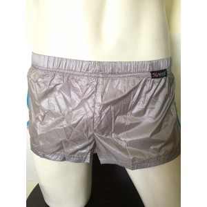 Boxer Short จาก X-Rock สีดำผ้ามัน ตัดขอบข้างด้วยแถบสีฟ้า เอวต่ำ ขาสั้น สูงเพียงหนึ่งคืบ ผ้า UV Gelanots :A-BOX-BK-SB