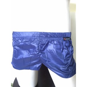 Boxer Short จาก X-Rock สีดำผ้ามัน ตัดขอบข้างด้วยแถบสีฟ้า เอวต่ำ ขาสั้น สูงเพียงหนึ่งคืบ ผ้า UV Gelanots :A-BOX-BK-SB